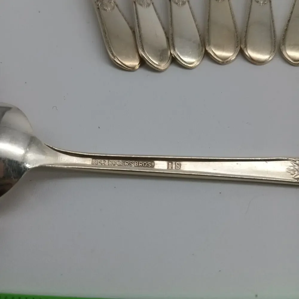7X Tsp Rogers Bros ADORATION International SilverPlate Teaspoons Silver plated